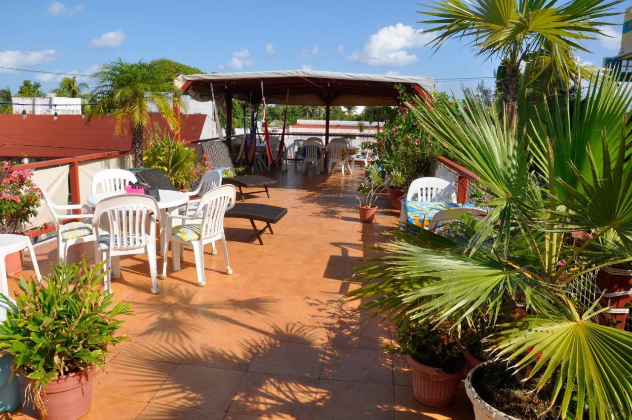 Las Palmas Hotel *