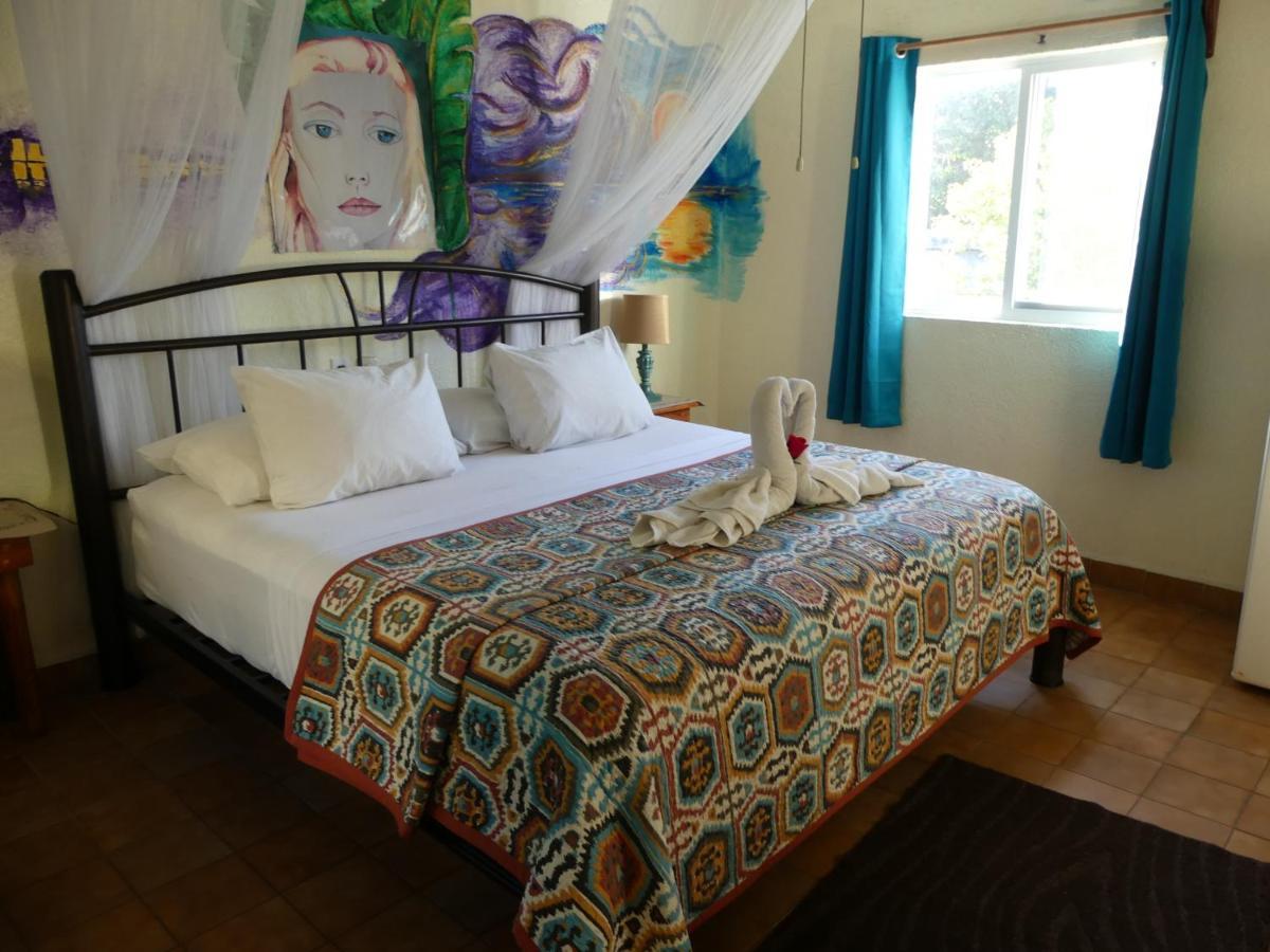Las Palmas Hotel *